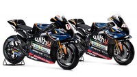 Menggantikan Petronas, RNF Yamaha akan tampil perdana di kelas MotoGP musim ini. Livery motornya akan memadukan kelir biru dan hitam, lalu terdapat strip oranye juga. Tim satelit Yamaha akan mengusung duet Andrea Dovizioso dan Darryn Binder. (foto: MotoGP)