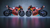 Red Bull KTM tetap mengusung livery motor dengan perpaduan warna hitam dan oranye. Sepanjang musim ini Brad Binder dan Miguel Oliveira akan kembali berduet. (foto: KTM).