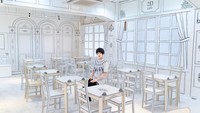 Interiornya dirancang dengan khusus agar terlihat seperti ilustrasi manga berwarna hitam-putih yang datar. Tetapi begitu kamu masuk ke kafe ini semua perabotan sungguh nyata.Foto: Twitter @auki999