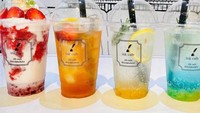 Ketika berada di kafe ini, kamu akan merasa seperti berada di dunia yang berbeda. Semua didesain tanpa warna lain selain hitam putih. Foto: Twitter @auki999