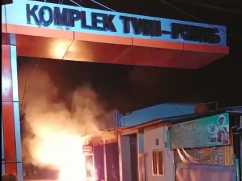 Kebakaran ruko di Bekasi akibat tawuran perang petasan, Sabtu (5/3/2022).