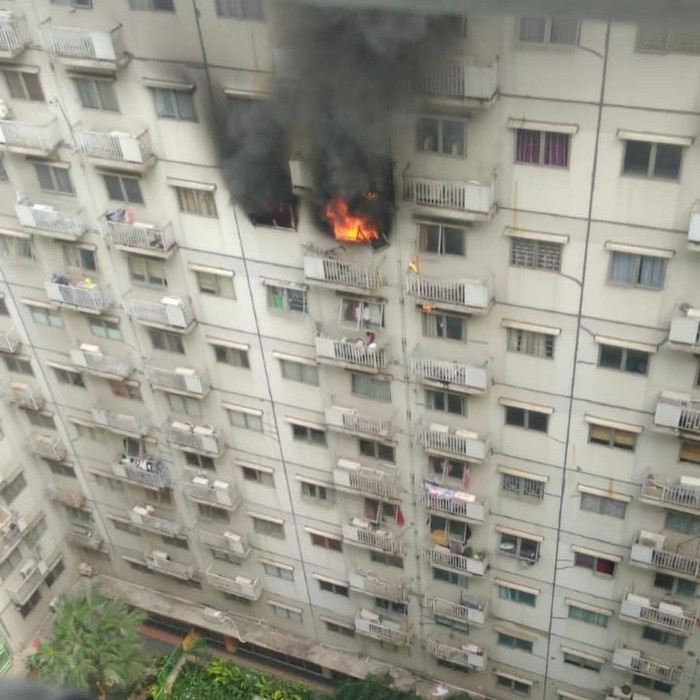 Kebakaran terjadi di sebuah unit apartemen di Pulo Gadung, Jakarta Timur (Jaktim). Sebanyak 11 unit mobil pemadam kebakaran (damkar) dikerahkan ke lokasi. (Instagram @humasjakfire)
