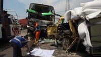 Kecelakaan antara bus pariwisata bernopol D 7610 AT yang memuat rombongan peziarah dengan truk Colt Diesel nomor polisi W 9948 Z. 