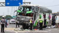Kecelakaan diduga disebabkan salah satu penumpang bus merebut kendali kemudi dari sopir bus dan menabrak truk Colt Diesel dari arah berlawanan. 