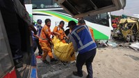 Dalam kecelakaan itu sopir truk dan kernetnya meninggal dunia di lokasi kecelakaan. 