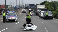 Saat ini polisi masih melakukan pemeriksaan di lokasi kecelakaan.