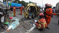 Begini suasana di tkp kecelakaan bus pariwisata vs truk di Tol Dupak-Tanjung Perak Surabaya, Jawa Timur.