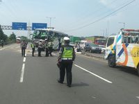 Kecelakaan Truk Vs Bus Di Tol Dupak, 2 Orang Tewas-4 Luka