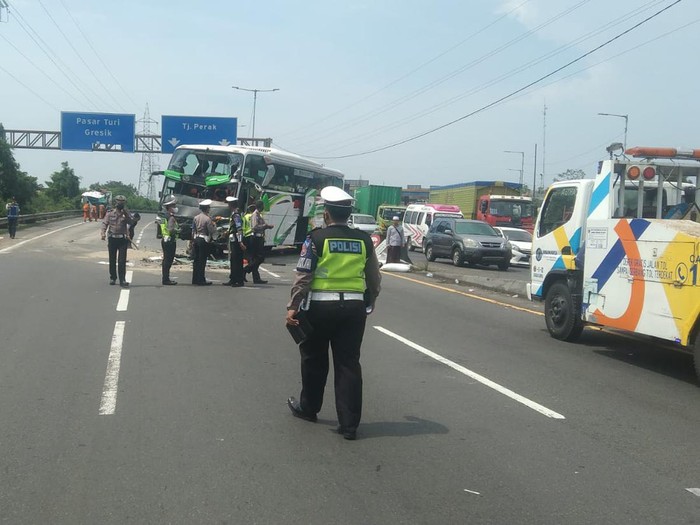 kecelakaan di tol waru perak antara truk dan bus