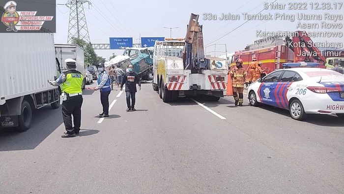 kecelakaan di tol waru perak antara truk dan bus