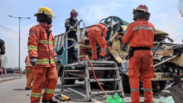 Kecelakaan Truk Vs Bus di Tol Waru, 2 Orang Tewas-4 Luka
