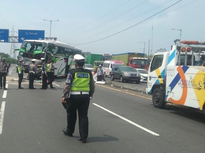 Kecelakaan Truk Vs Bus di Tol Waru, 2 Orang Tewas-4 Luka