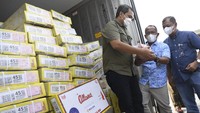 Direktur Supply Chain dan Pelayanan Publik Perum BULOG Mokhamad Suyamto (kiri) didampingi Pemimpin Wilayah BULOG DKI Jakarta dan Banten Eko Pranoto (tengah) dan Sekretaris Perusahaan Perum BULOG Awaludin Iqbal (kanan) mengamati daging beku impor asal India yang tiba di New Priok Container Terminal One (NCPT1).