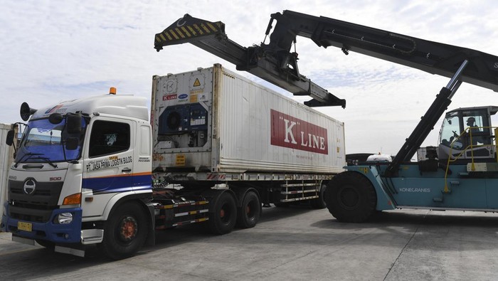 KEDATANGAN DAGING BEKU IMPOR DARI INDIA Direktur Supply Chain dan Pelayanan Publik Perum BULOG Mokhamad Suyamto (kiri) didampingi Pemimpin Wilayah BULOG DKI Jakarta dan Banten Eko Pranoto (tengah) dan Sekretaris Perusahaan Perum BULOG Awaludin Iqbal (kanan) mengamati daging beku impor asal India yang tiba di New Priok Container Terminal One (NCPT1), Jakarta, Sabtu (5/3/2022). Menurut data dari BULOG, sekitar 60 persen dari jumlah total kontrak tahap pertama yang berjumlah 20 ribu ton daging kerbau beku asal India tersebut didatangkan untuk memenuhi kenaikan permintaan menjelang bulan Ramadhan dan Idul Fitri 2022. ANTARA FOTO/M Risyal Hidayat/YU