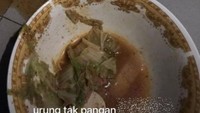 Tak tahan lagi untuk menyantap nikmatnya mie godog hangat, sepertinya kesabaran netizen ini harus diperkuat. Tepat saat akan duduk ingin makan, mienya justru tumpah tak tersisa. Foto: Instagram/humorsantuy