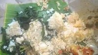Pentingnya makan dengan alas piring dibuktikan oleh netizen yang satu ini. Makan nasi Padang di alam terbuka, telur gulainya auto menggelinding ke tanah. Foto: Instagram/humorsantuy