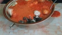 Ingin menyantap lezatnya semangkuk makanan yang hangat, netizen ini alami kejadian mengecewakan. Saus yang dituangkannya tiba-tiba tumpah dan membuatnya tak lagi berselera. Foto: Instagram/humorsantuy