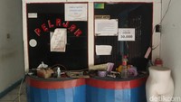 Saat detikcom mengunjungi kolam renang Yulis, pintu masuknya di gembok. Yang tersisa hanya catatan dam imbauan bagi pengunjung yang ingin renang. Seperti harga tiket, tempat parkir, aturan mengantre, hingga aturan saat renang. Dalam kaca loket terpampang harga tiket terakhir yang dijual pengelola kolam renang, harganya Rp 30 ribu untuk umum. (Wisma Putra/detkcom)
