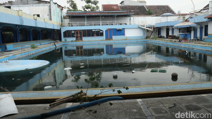 Kolam renang Yuli's yang legendari kini miris.