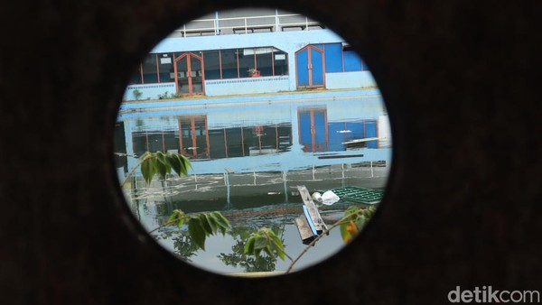 Tak hanya itu, papan nama kolam renang Yulis juga berganti nama menjadi Sellys. (Wisma Putra/detikcom) Tak hanya itu, papan nama kolam renang Yulis juga berganti nama menjadi Sellys. (Wisma Putra/detikcom)