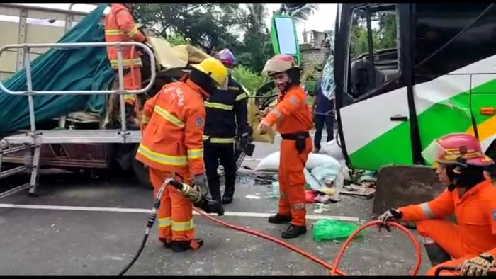 Korban Kecelakaan Maut Bus Vs Truk di Tol Dupak Rerata Cedera Kepala