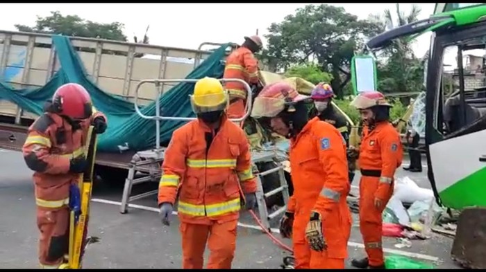 Korban Kecelakaan Maut Bus Vs Truk di Tol Dupak Rerata Cedera Kepala