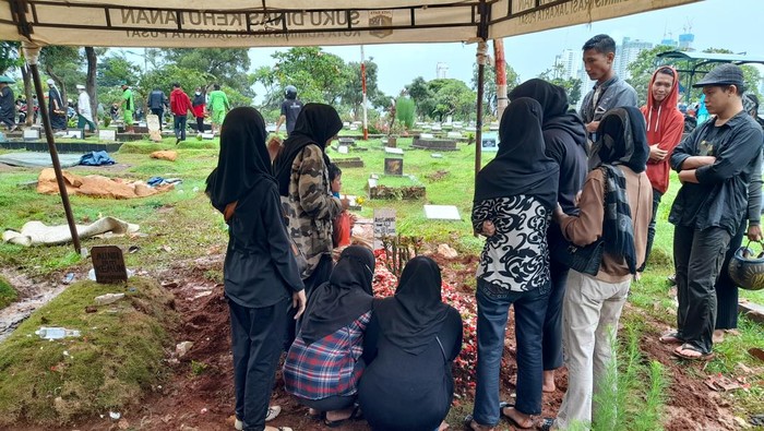 Korban pembunuhan di Sawah Besar, Jakpus, dimakamkan di TPU Karet Bivak