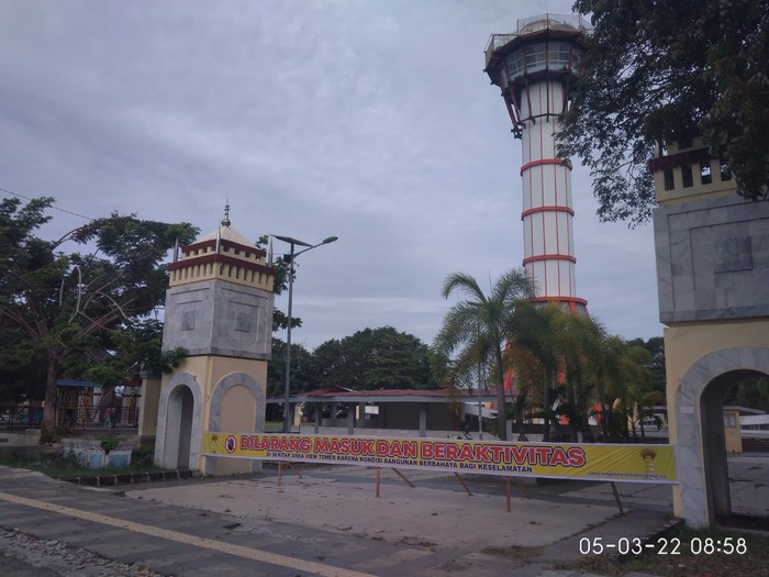Menara (tower) pemantau di Lapangan Merdeka Bengkulu belum dapat dibongkar meski sudah rawan roboh. Kenapa? (dok Istimewa)