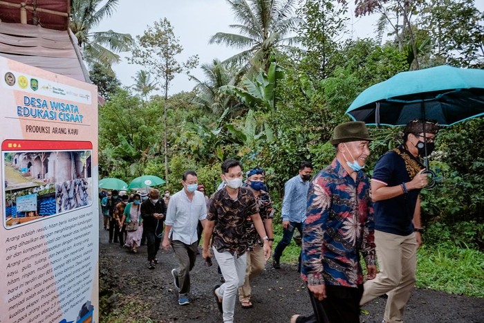 Menparekraf Kunjungi Desa Wisata Cisaat Subang Menteri Pariwisata dan Ekonomi Kreatif/Badan Pariwisata dan Ekonomi Kreatif Sandiaga Salahuddin Uno mendorong Desa Cisaat, Subang, Jawa Barat, untuk masuk ke dalam Jaringan Desa Wisata (Jadesta) melalui keikutsertaan dalam ajang Anugerah Desa Wisata Indonesia (ADWI) 2022.