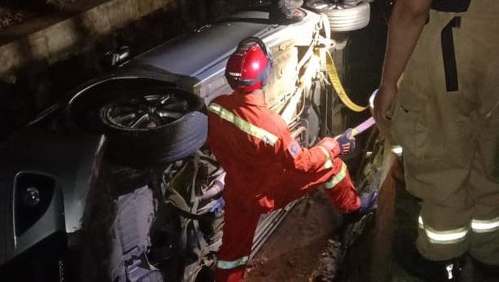 Mobil Tercebur ke Saluran Air Lebak Bulus (dok. Instagram @humasjakfire)
