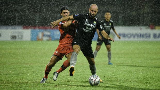 Mohammed Rashid berduel dengan pemain Persiraja.