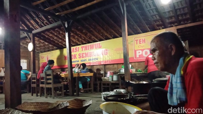 Warung ini hanya buka setiap pasaran Pon dan Kliwon saja. Lokasinya di dalam perkampungan tapi tak pernah sepi pembeli.