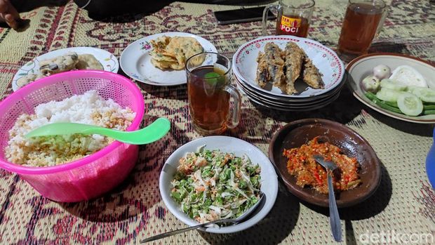 Warung ini hanya buka setiap pasaran Pon dan Kliwon saja. Lokasinya di dalam perkampungan tapi tak pernah sepi pembeli.