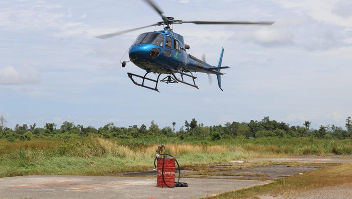 Nelson Sarira, satu korban selamat dari serangan teroris KKB, telah dievakuasi ke Timika, Papua. Proses evakuasi Nelson berlangsung begitu emosional. (Foto: dok. Polda Papua)