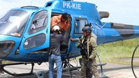 Ada 4 orang anggota Satgas Damai Cartenz yang menjemput Nelson menggunakan helikopter Karavan (dok Polda Papua)