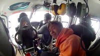 Sesaat setelah masuk ke dalam helikopter, tampak Nelson langsung menangis haru. Emosinya tak dapat dibendung karena telah dijemput aparat. (dok Polri)