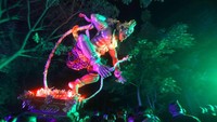 Umat Hindu mengarak ogoh-ogoh di Kampung Bali Blimbingsari, Banyuwangi, Jawa Timur, Rabu (2/3/2022) (ANTARA FOTO/Budi Candra Setya/foc)