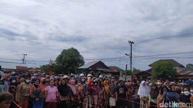 Operasi pasar minyak goreng yang digelar di dua lokasi di Bengkulu diwarnai kericuhan. Truk pembawa minyak goreng pun kabur meninggalkan lokasi. (Hery S/detikcom)