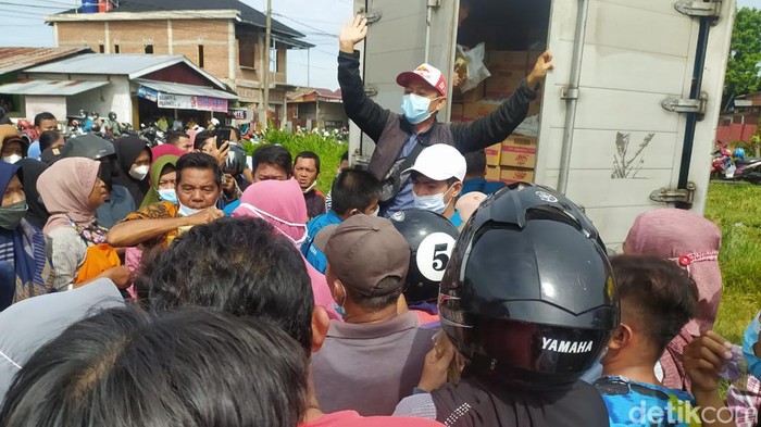 Operasi pasar minyak goreng yang digelar di dua lokasi di Bengkulu diwarnai kericuhan. Truk pembawa minyak goreng pun kabur meninggalkan lokasi. (Hery S/detikcom)