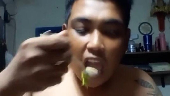 Orang Thailand Pamer Video Makan, Netizen Malah Salah Fokus dengan Dadanya