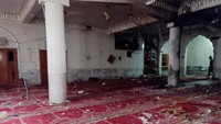 Ledakan itu menghancurkan jendela gedung-gedung di dekatnya. Para petugas penyelamat yang panik terlihat mengangkut para korban tewas dan luka-luka dari tempat kejadian. REUTERS/Fayaz Aziz.
