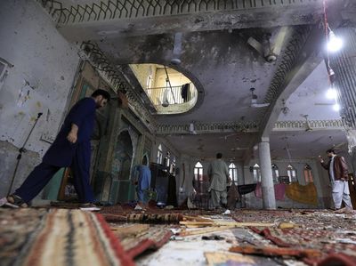 Foto-foto Ledakan Bom di Masjid Pakistan yang Tewaskan 56 Orang
