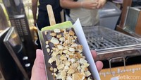 Ukuran es goyangnya jauh lebih besar. Varian andalannya adalah alpukat, tambahkan cokelat dan almond untuk rasa yang lebih nikmat. Foto: detikFood/Yenny Mustika Sari