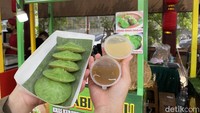 Serabi hijau yang teksturnya kenyal lembut ini disajikan dengan dua jenis saus. Ada saus kinca pandan dan kinca durian yang manis legit. Foto: detikFood/Yenny Mustika Sari