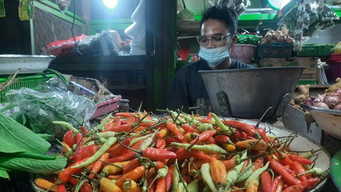 Pedasnya Harga Cabai  di Surabaya