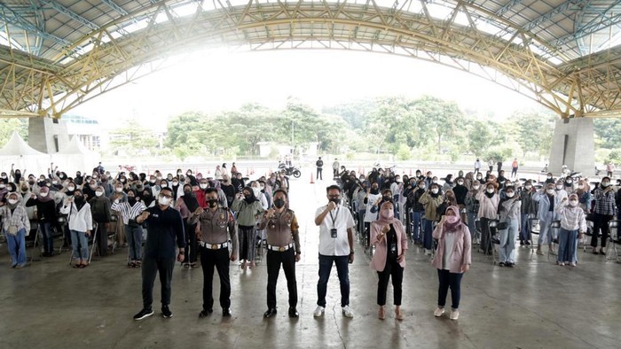 Peduli Keselamatan Bagi Pengendara Wanita Besarnya angka kasus kecelakaan di jalan raya, salah satunya dikarenakan kelalaian cara mengemudi yang salah. Untuk itu para perempuan ini dilatih berkendara dengan aman.
PT Permodalan Nasional Madani (PNM) melalui afiliasinya PT Mitra Utama Madani (MUM) memberi perhatian khusus dalam hal keselamatan kerja karyawan, terutama pada karyawan yang dalam keseharian bekerja di lapangan. Terlebih pekerja perempuan.