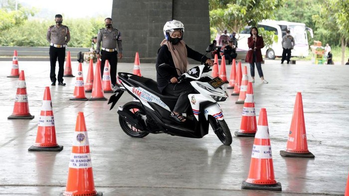 Peduli Keselamatan Bagi Pengendara Wanita Besarnya angka kasus kecelakaan di jalan raya, salah satunya dikarenakan kelalaian cara mengemudi yang salah. Untuk itu para perempuan ini dilatih berkendara dengan aman.
PT Permodalan Nasional Madani (PNM) melalui afiliasinya PT Mitra Utama Madani (MUM) memberi perhatian khusus dalam hal keselamatan kerja karyawan, terutama pada karyawan yang dalam keseharian bekerja di lapangan. Terlebih pekerja perempuan.