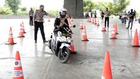 Besarnya angka kasus kecelakaan di jalan raya, salah satunya penyebabnya dikarenakan kelalaian cara mengemudi dari pengendara tersebut sendiri, dan tidak sedikit pula kecelakaan tersebut berujung pada kematian yang mengakibatkan kerugian besar bagi pengendara tersebut sendiri.