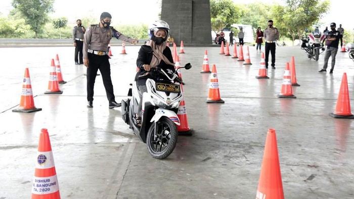 Besarnya angka kasus kecelakaan di jalan raya, salah satunya dikarenakan kelalaian cara mengemudi yang salah. Untuk itu para perempuan ini dilatih berkendara dengan aman. 

PT Permodalan Nasional Madani (PNM) melalui afiliasinya PT Mitra Utama Madani (MUM) memberi perhatian khusus dalam hal keselamatan kerja karyawan, terutama pada karyawan yang dalam keseharian bekerja di lapangan. Terlebih pekerja perempuan.