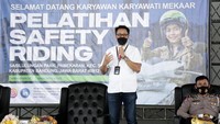 Direktur Utama PT Mitra Utama Madani atau PT MUM, Gung Panggodo memberikan sambutannya dihadapan para AO Mekaar PNM dalam acara Safety Riding di Bandung, Sabtu (5/3/2022).